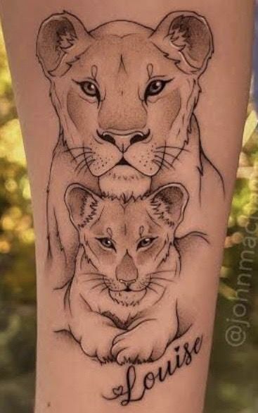 Lioness And Cub Tattoo, Lion Cub Tattoo, Cub Tattoo, Mutterschaft Tattoos, Animal Tattoos For Women, Cubs Tattoo, Tier Tattoo, Lioness Tattoo, Animal Tattoo Ideas