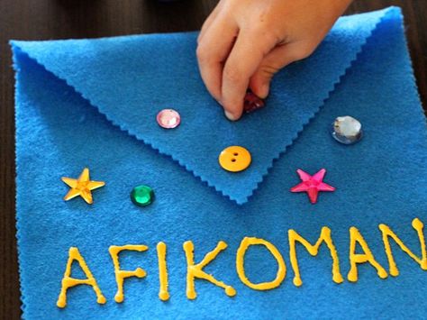 Learn to make an afikoman bag from fabrics, decorate. Easy fun passover craft project for kids and family. Afikomen, matzo, Passover, Seder. Pesach Art, Passover Crafts For Kids, Pesach Preschool, Passover Preschool, Afikomen Bag, Pesach Crafts, Passover Ideas, Passover Activities, Biblical Holidays