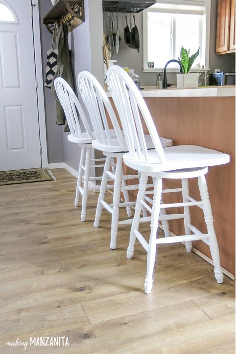 I took these bar stools out of the 90's and into a farmhouse style with paint! Here's how to chalk paint bar stools with General Finishes Chalk Paint. Painting Bar Stools, Paint Bar Stools, Paint Wood Floors, Bar Stools Ideas, How To Chalk Paint, Bar Stool Makeover, Painted Bar Stools, Chalk Paint Makeover, Distressed Mason Jars