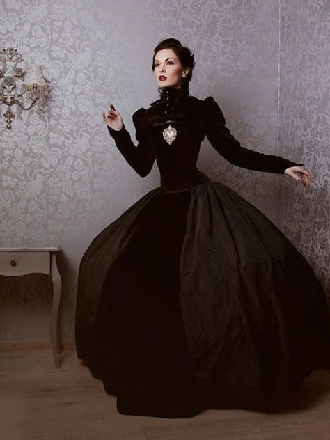 Gothic Victorian Black Velvet Gown Dark Academia Outfit Aesthetic, Academia Outfits Aesthetic, Dark Academia Aesthetic Outfit, Gothic Fashion Victorian, Velvet Dressing Gown, Áo Blu, Black Velvet Gown, Dark Academia Outfit, Neo Victorian