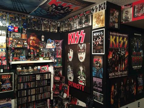 Metal Head Bedroom Aesthetic, Black Metal Room Aesthetic, Heavy Metal Room Decor, Metal Head Room Aesthetic, 80s Metal Room, Metal Head Room Ideas, Metal Room Ideas, Grunge Rock Room, Rockstar Room Ideas