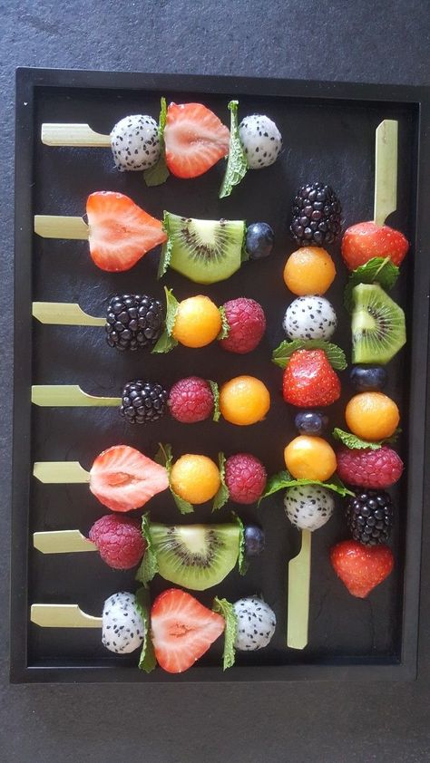 Fruit Brochette, Plateau Fruit, Brunch Sides, Fruit Kebabs, Healthy Lunch Snacks, Fruit Skewers, Amazing Food Decoration, Dessert Aux Fruits, Fruit Serving