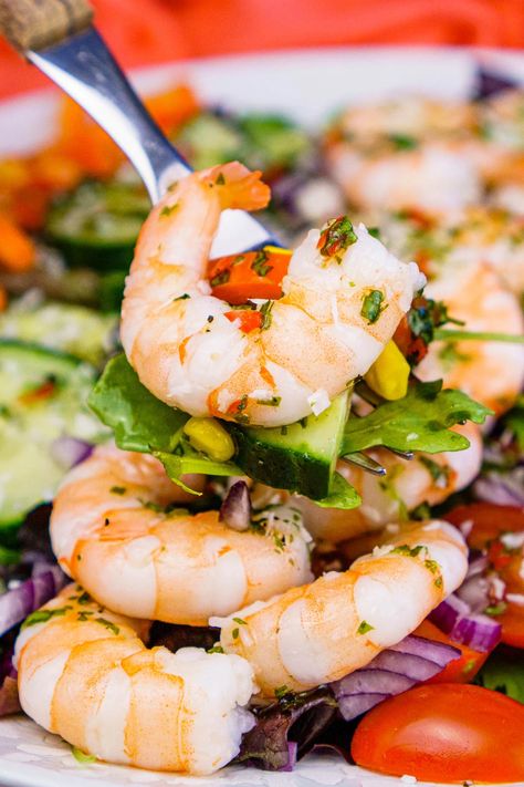 King prawn salad recipe with homemade chilli dressing King Prawn Recipes, Easy Prawn Recipes, Roasted Vegetable Couscous, Salad Presentation, Best Salad Dressing, Vegetable Couscous, Homemade Chilli, Prawn Salad, Spicy Salad