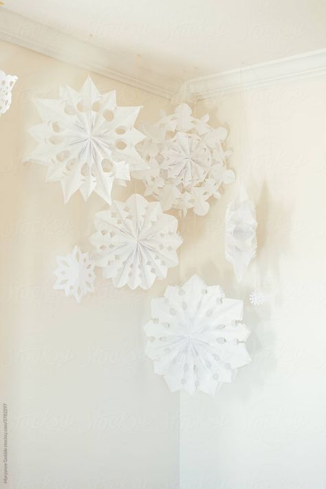 Paper snowflake DIY Christmas decorations hanging from a living room ceiling during the winter holidays. Snowflake Ceiling, Christmas Decorations Hanging, Snowflake Diy, Paper Snowflakes Diy, Paper Snowflake, Snow Flakes Diy, Diy Christmas Decorations, Room Ceiling, Living Room Ceiling