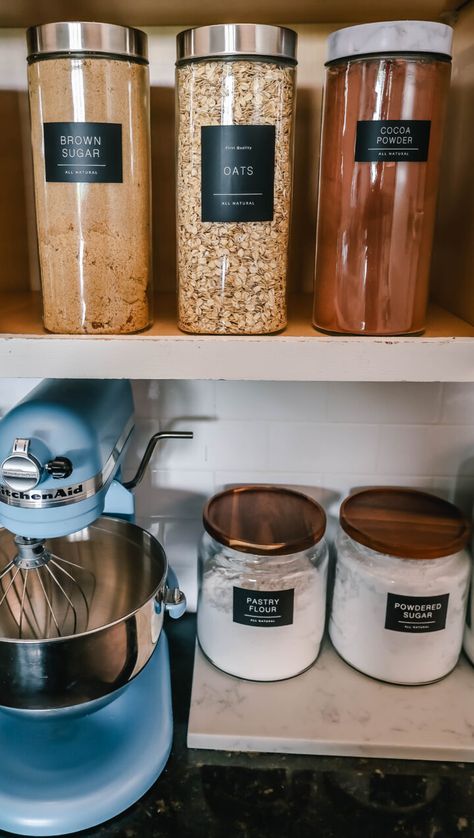 Kitchen Baking Supplies Organization. How to organize a baking center so all of your baking ingredients and supplies are in one place. Tips for storing baking ingredients in jars and the best types of labels to use. This baking organization system makes it so much easier to bake since all of the ingredients are organized and in one place! Baking Room Design, Baking Supplies Storage, Baking Supplies Organization, Baking Organization, Baking Center, Baking Station, Modern Honey, Organize Ideas, Kitchen Organisation