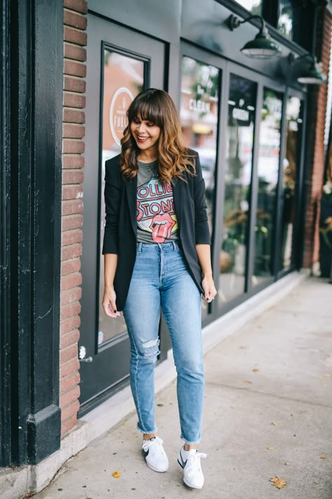 Wearing: Old Zara blazer ( shop blazers here ) | Daydreamer t-shirt  ( shop Rolling Stones tees here ) | Taylor Hill X ... Band Tee Outfits, Band Teacher, Look Legging, Blazer And T Shirt, Pumpkin Picking, Cooler Look, Teacher Outfits, Tshirt Outfits, Blazer Outfits