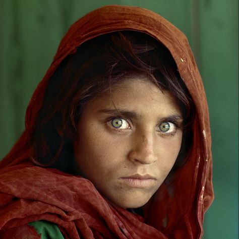 9 curiosidades sobre la foto de la niña afgana Afghan Girl, Steve Mccurry, Most Beautiful Eyes, Jolie Photo, Exhibition Poster, Photojournalism, Book Photography, Stevia, Beautiful Eyes