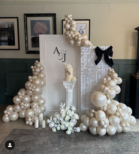 Champagne Color Balloons, Engagement Balloon Backdrop, Bridal Show Ideas Booth Design, Classy Birthday Backdrop, Chic Balloon Decor, Engagement Party Colour Scheme, Ballon Background Decorations, Balloons On Backdrop, Nude Decoration Party