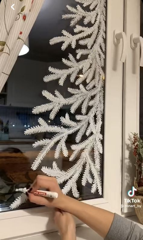 Winter Snow Window Display, Diy Window Painting Christmas, Store Front Windows Christmas, Christmas Window Marker Ideas, Winter Windows Paint, Liquid Chalk Markers Christmas Window, Christmas Window Decorating Ideas, Diy Christmas Window Painting, Winter Window Art Ideas