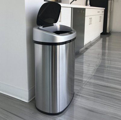 Kitchen Trash Can, Desain Pantry, Kitchen Trash, Kitchen Trash Cans, Garbage Bin, Kitchen Bin, Trash And Recycling Bin, School Furniture, Cool Kitchen Gadgets