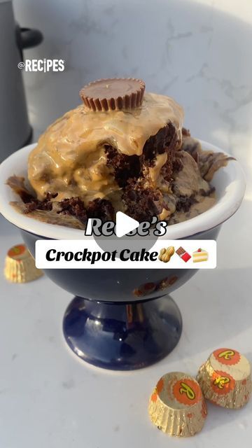 Easy Reeses Peanut Butter Cake, Crockpot Reeses Cake, Reese’s Cake Recipe, Peanut Butter Cake In Crock Pot, Dessert Crockpot, Reese’s Peanut Butter Cake Recipe, Crockpot Cake, Chocolate Peanut Butter Cake, Chocolate And Peanut Butter