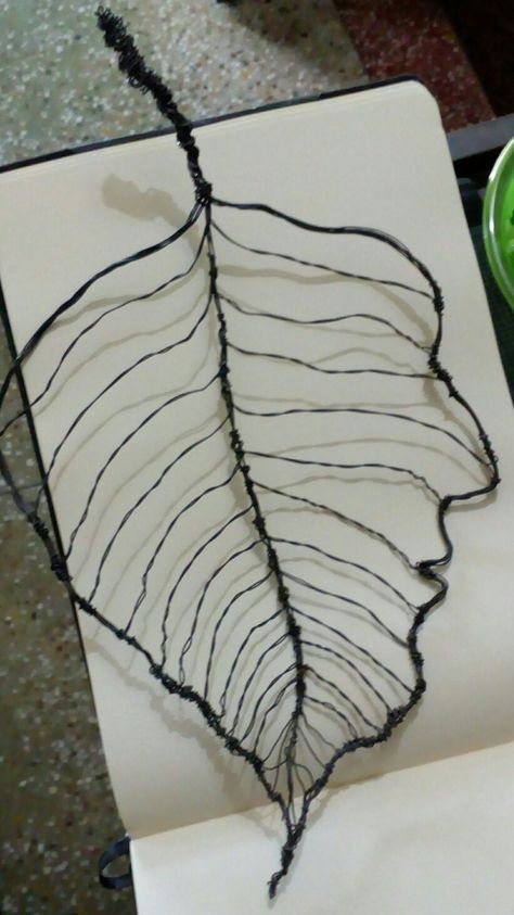 Metal Wire Sculpture Ideas, Wire Leaf Sculpture, Leaf Sculpture Art, 3d Wire Sculpture, Chicken Wire Sculpture Diy, Metal Wire Sculpture, Wire Leaf, Chicken Wire Sculpture, Leaf Sculpture