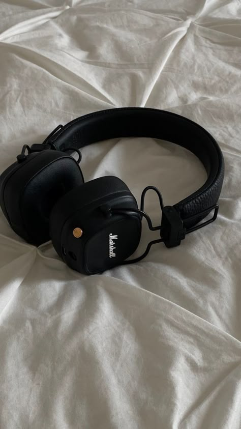 Headphone Guy Aesthetic, Headphones Aesthetic Marshall, Earphones Aesthetic Black, Marshall Iv Headphones, Marshall Major Iv Aesthetic, Marshall Earphones, Marshall Headphones Aesthetic, Marshall Headphone, Marshall Major Iv