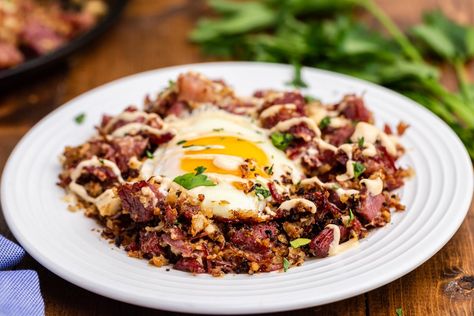 Keto Corned Beef and Hash Keto Corn Beef And Cabbage, Corn Beef Hash Recipe, Corn Beef Hash, Cornbeef Hash And Potatoes, Homemade Russian Dressing, Cooking Corned Beef, Irish Breakfast, Russian Dressing, Beef Hash