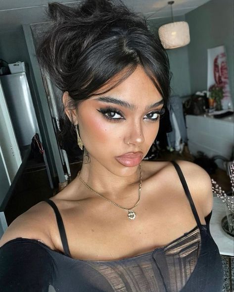 Makeup Ideas For Black Outfit, Makeup For A Black Outfit, Black Liner Makeup Looks, Hot Make Up Looks, Flicked Out Hairstyles, Black Outfit Makeup Ideas, Makeup For Black Outfit, Dark Makeup Looks Black Women, Black Outfit Makeup