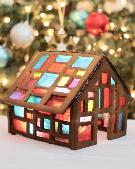 Glass Cookies Christmas, Stained Glass Gingerbread, Glass Gingerbread House, Stained Glass Water, Christmas Gingerbread Houses, Glass Cookies, Jolly Ranchers, Gingerbread Dough, Stained Glass Cookies