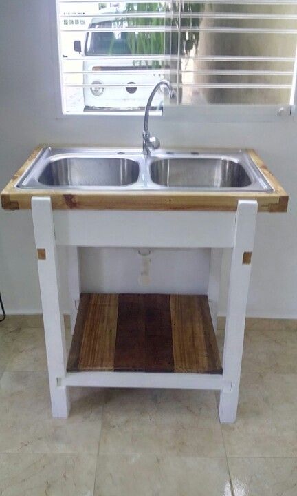 Sink furniture made from reclaimed wood Diy Kitchen Sink Base, Diy Kitchen Sink Cabinet, Kitchen Sink Diy, Outdoor Kitchen Sink, Portable Sink, Bathroom Design Styles, Dirty Kitchen, Custom Kitchen Island, Outdoor Sinks