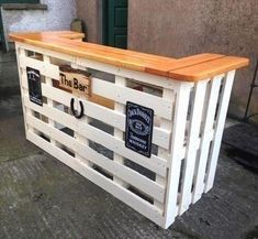 Inspiring pallet mini bar design ideas 35 Palet Bar, Diy Table Design, Wooden Pallet Bar, Bar En Palette, Recycled Pallet Furniture, Pallet Bar Diy, Wood Table Diy, Pallet Bar, Pallet Patio