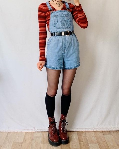 Short Overalls Outfit Winter, Overalls With Tights, Short Overalls Outfit Fall, Shorts Over Tights Outfit, Short Overalls Outfit Aesthetic, Overalls Shorts Outfit, Shorts And Tights Outfit, Overalls Outfit Fall, Short Overalls Outfit