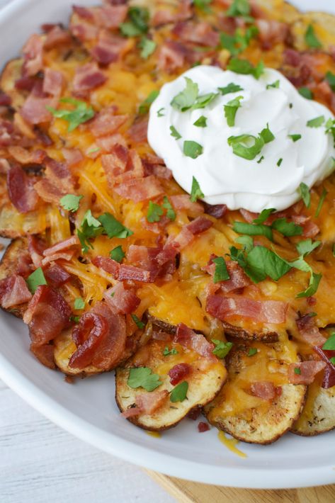 Irish Nachos Recipe - Pub Style And Perfect For Game Day Irish Pub Nachos Recipe, Irish Pub Style Potato Nachos, Irish Tailgate Food, Irish Pub Nachos, Irish Pub Potato Nachos, Irish Street Food, Irish Food Appetizers, Easy Pub Food, Irish Snacks Appetizers