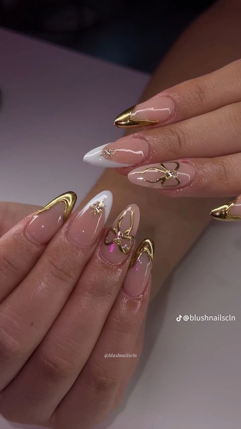 Hoco Nails Almond Shape, White And Gold Nails Round, Nails Acrylic For New Years, White Nails Holiday, Gold And White Nails Christmas, New Years Nail Inspiration, Nail Designs Gold And White, Nail Ideas Gold And White, Golden And White Nails