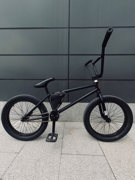 Custom Bmx Bikes, Bmx Bikes Custom, Bmx Colores Ideas, Black Bmx Bike, Sunday Bmx, Bmx Gear, Black Bmx, Haro Bmx, Bici Retro