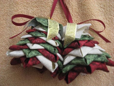 No- Sew Folded-Fabric, Tree Ornament Pattern | Craftsy Holiday Crafts Decorations, Quilted Star, Sew Christmas, Fabric Balls, Quilted Ornaments, Quilted Christmas Ornaments, Ornament Tutorial, Christmas Ornament Pattern, Navidad Diy