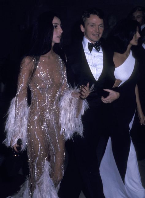 Cher with Designer Bob Mackie at Met Gala 1974. Moda Z Lat 70., Cher Bob Mackie, Cher Looks, Best Met Gala Looks, The Cher Show, 70s Mode, Cher Outfits, Bianca Jagger, Rocker Chick