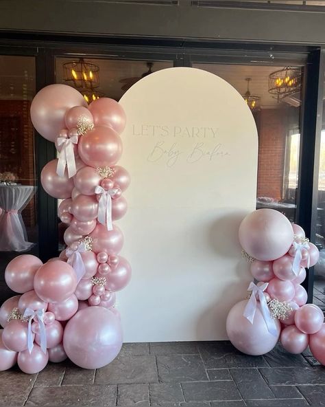 Pink Balloon Arch With Flowers, Pink And Silver Balloon Arch, Shades Of Pink Balloon Garland, Bow Birthday Theme, 1st Birthday Balloon Decorations, Balloon Arch With Flowers, 18th Birthday Party Decorations, 18th Party Ideas, Gender Reveal Backdrop