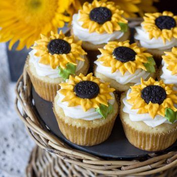 Cheesecake Ideas, Aesthetic Sunflower, Daisy Cupcakes, Sunflower Cookies, Sunflower Cupcakes, Vanilla Bean Cupcakes, Bee Cupcakes, Cupcake Videos, Flower Cupcake