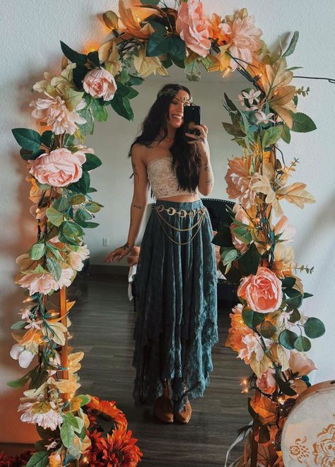 Festival Outfits For Midsize, Bohemian Coachella Outfits, Hippy Festival Outfit, Boho Witch Outfits, Hippie Rave Outfits, Flower Child Outfits, Boho 2024, Bohemian Style Party, Hippie Festival Outfit