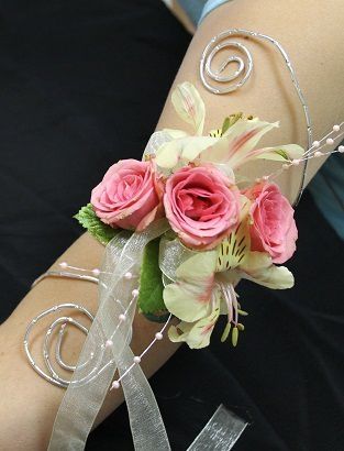 Arm Corsage, How To Make Corsages, Bride Corsage, Diy Wrist Corsage, Prom Corsages, Prom Corsage And Boutonniere, Pretty L, Christmas Information, Prom Corsage