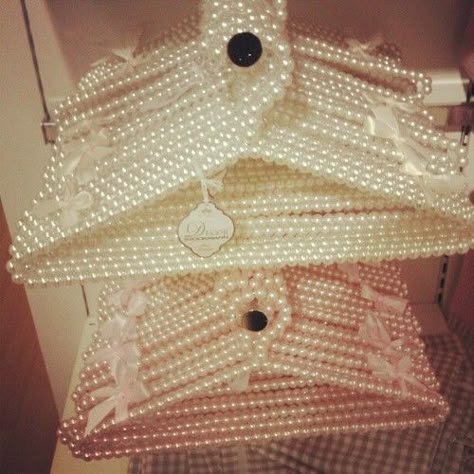 Every girls needs hangers like these hanging in her closet (; Some day ill glue gun them all like this (: Pearl Hangers, Pearl Hanger, Pearl And Lace, Wire Hangers, Clothes Hanger, Girly Things, Juicy Couture, Making Ideas, Decoupage