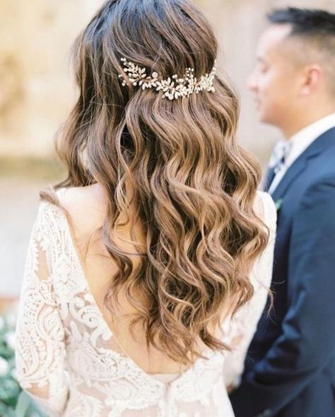 For all the brides who will be tying the knot in 2020, we've compiled all the latest hair and beauty trends you need to know before your big day! #haircut #hairstyles #hairstylist Wedding Curls, Down Hairstyles For Long Hair, Loose Wedding Hair, Loose Curls Hairstyles, Half Up Half Down Hairstyle, Down Hairstyle, Wavy Wedding Hair, Wedding Crashers, Coral Gables