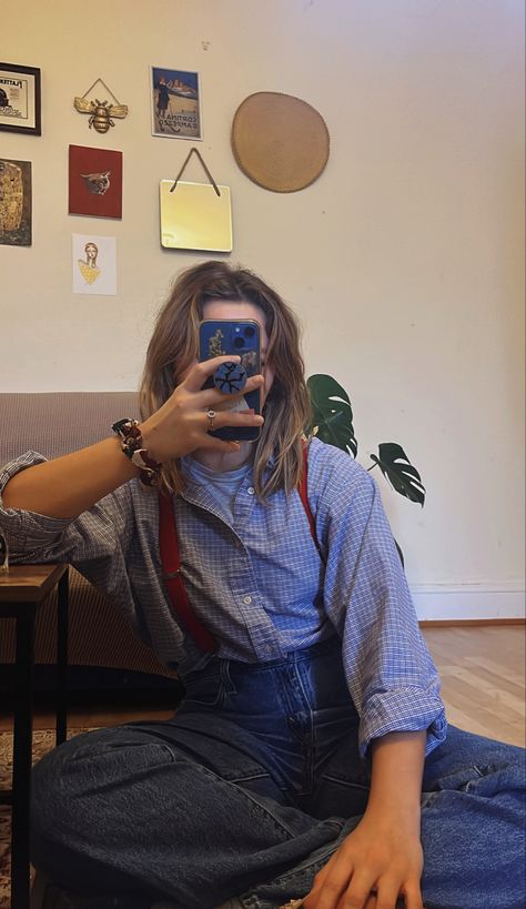 Women With Suspenders Outfit, Womens Pants With Suspenders, Braces Outfit Women, Suspenders Outfit Aesthetic, Cute Suspender Outfits Women, Women In Suspenders Outfits, Suspenders Outfit Women Casual, Womens Suspenders Outfit, Suspender Outfits Women