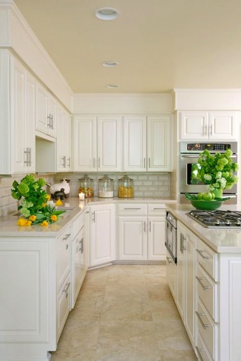 Paint everything white and that will instantly update your room.  The yellow/beige shade of the floors don’t distract at all from this crisp white kitchen.  The travertine tiles are all the same size and looks more contemporary. White Granite Countertops, Painted Kitchen Cabinets Colors, Travertine Floors, Painted Floor, White Quartz Countertop, Kitchen Floor Tile, Transitional Kitchen, Kitchen Redo, White Kitchen Cabinets