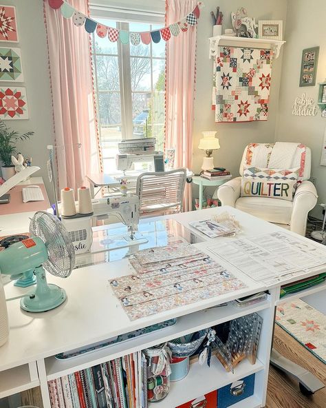 The studio is a little fuller with the Janome set up but it is so worth it! I can easily move between quilting projects and garments! And… | Instagram Boho Living Room Decor Ideas, Fiber Studio, Sewing Room Inspiration, Craft Spaces, Sewing Room Storage, Craft Shed, Sewing Spaces, Sewing Room Design, Sewing Room Decor