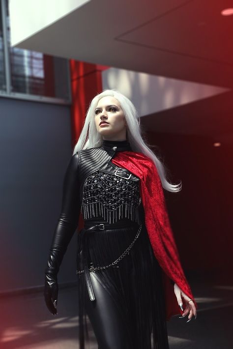 Manon Blackbeak Costume, Throne Of Glass Cosplay, Manon Blackbeak Cosplay, Manon Cosplay, Elven Noble, Dark Outfit, Manon Blackbeak, Noble Lady, Throne Of Glass Books