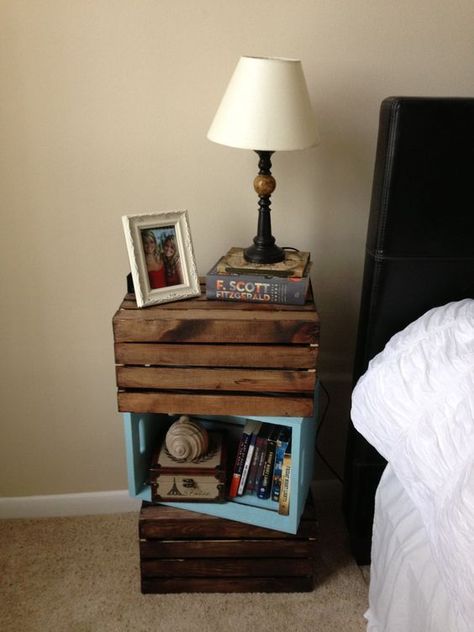 Creative Nightstand Ideas, Cool Nightstands, Nightstand Ideas, Diy Christmas Tree Topper, Diy Nightstand, Christmas Tree Decorations Diy, Christmas Decorations Living Room, Rustic Christmas Tree, Pallet Wood