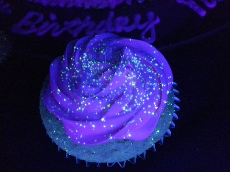 Glow in the dark cupcakes. Dark Cupcakes, Glow In The Dark Cupcakes, Neon Party Themes, Neon Cupcakes, Neon Party Decorations, Glow In Dark Party, Glow Birthday Party, Blacklight Party, Glow Birthday