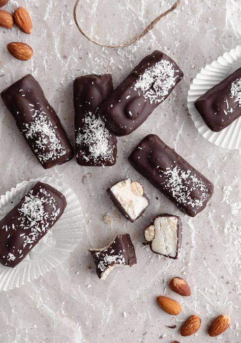 Homemade Healthy Almond Joys (Vegan, Paleo) Sugar Free Candy Recipes, Almond Joy Bars, Candy Bar Recipe, Sugar Free Candy, Clean Food Crush, Almond Joy, Free Candy, Low Carb Snacks, Keto Snacks