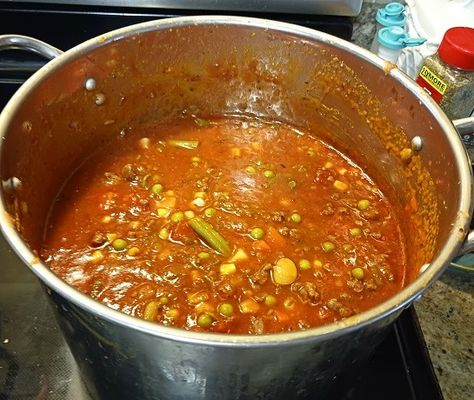 Home Canning Beef Vegetable Soup Recipe with Tips Ground Beef Canning Recipes, Canning Vegetable Beef Soup, Can Vegetable Soup, Canned Beef Recipe, Canning Beef Stew, Beef Vegetable Soup Recipe, Canning Beef, Canned Venison, Canning Soup Recipes