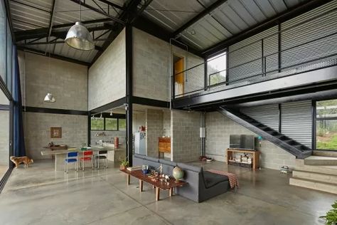 Fotos: Galpão de 315 m² vira casa elegante com toques rústicos em Minas Gerais - 16/11/2021 - UOL Nossa Architectural Engineer, Shed House, Nova Lima, Concrete Block Walls, A Modern House, Steel Frame House, Steel Trusses, Steel Framing, Concrete Houses