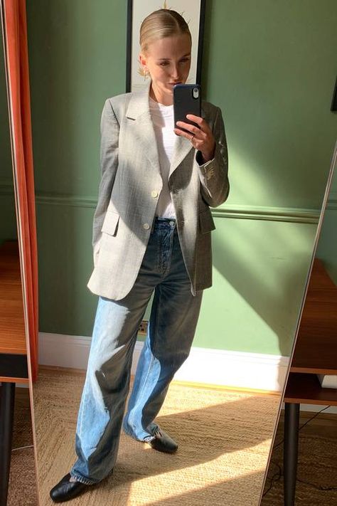 The Blazer-and–Baggy Jeans Outfit We're Seeing Everywhere | Who What Wear UK Baggy Jeans Outfits, Jeans Blazer Outfit, Baggy Jeans Outfit, Shirt Outfits, Simple Fall Outfits, Beige Blazer, Jeans Outfits, Outfit Formulas, Jean Trends