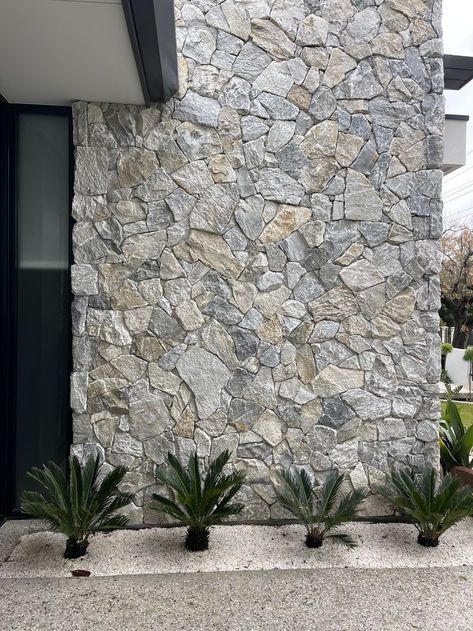 Stone Cladding Interior Walls, Natural Stone Cladding Exterior, Wall Cladding Exterior Ideas, Stone Finish Wall, Natural Stone Facade, Outdoor Wall Cladding, Exterior Stone Cladding, Stone Cladding Exterior, Stone Walls Garden