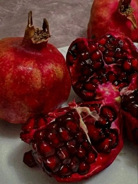 Visuell Identitet, Pomegranate Art, Fruit Photography, Red Aesthetic, Art Reference Photos, Granada, Pomegranate, Art Inspo, Art Reference