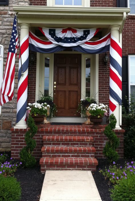 Front entry...  Happy 4th of July!!! July 4th Front Porch Decorating Ideas, Fourth Of July Decor Outdoor, Memorial Day Porch Decor, 4th Of July Wood Signs, Creative Decoration Ideas, Patriotic Table Decorations, Nigeria Independence, Patriotic Porch, American Holidays