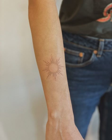 Sun Fine Line Tattoo, Boho Sun Tattoo, Line Sun Tattoo, Fine Line Sun Tattoo, Tattoo Sonne, Tattoo Sun, Floral Back Tattoos, Sun Tattoo Designs, M Tattoos