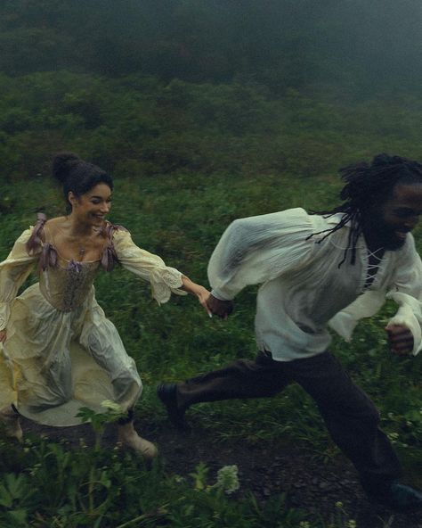 Just like a movie scene, running along the Oregon coast and stealing kisses❤️ Photo: @byalanimarlene 1800s Aesthetic, Water Shoot, Romantic Photography, Fantasy Couples, Vintage Photoshoot, Couple Photoshoot, Whimsical Wedding, Cinematic Photography, Oregon Coast