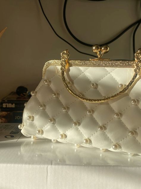 White Pearls Aesthetic, Elegant Gold Dress, Prom Bags, Prom Prep, Pearls Aesthetic, New Kanye, Formal Ideas, Formal Bag, Prom Bag